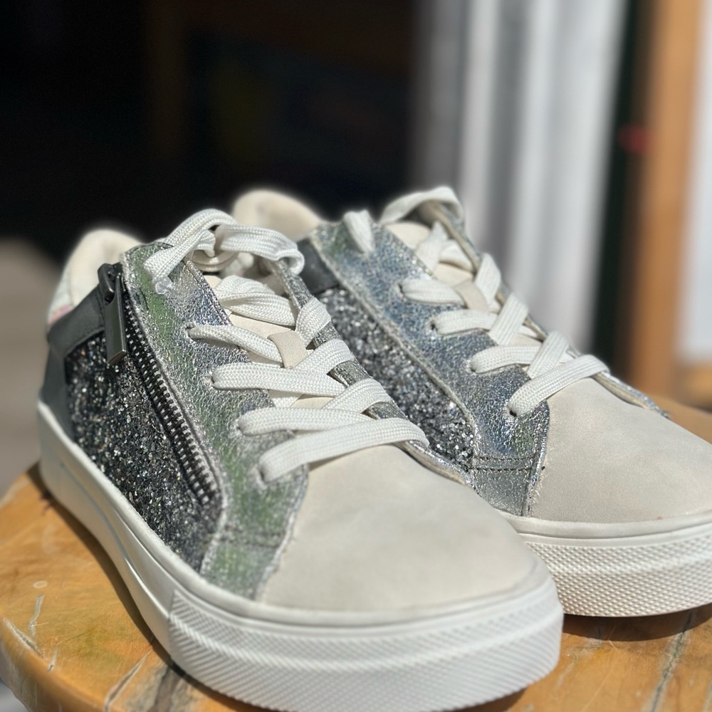 Nina joss sneaker with zipper size 2
